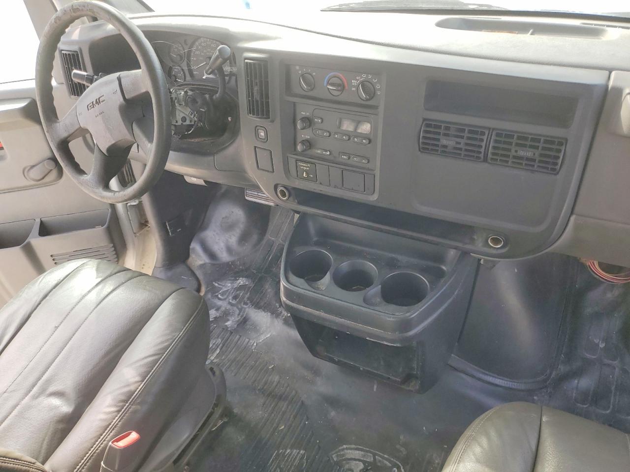 2004 GMC Savana BOX Truck