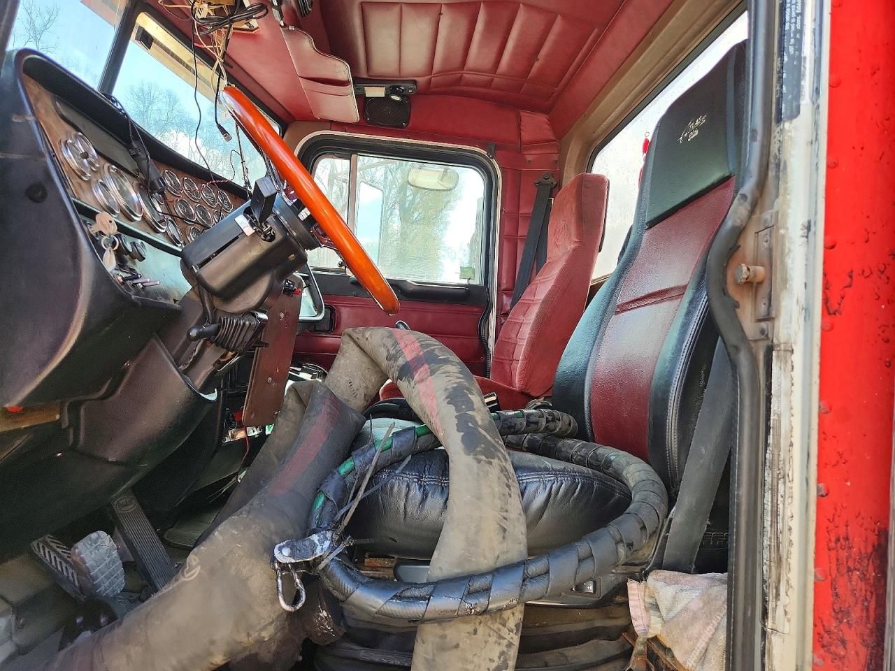 2001 Pntw 379-Semi Truck