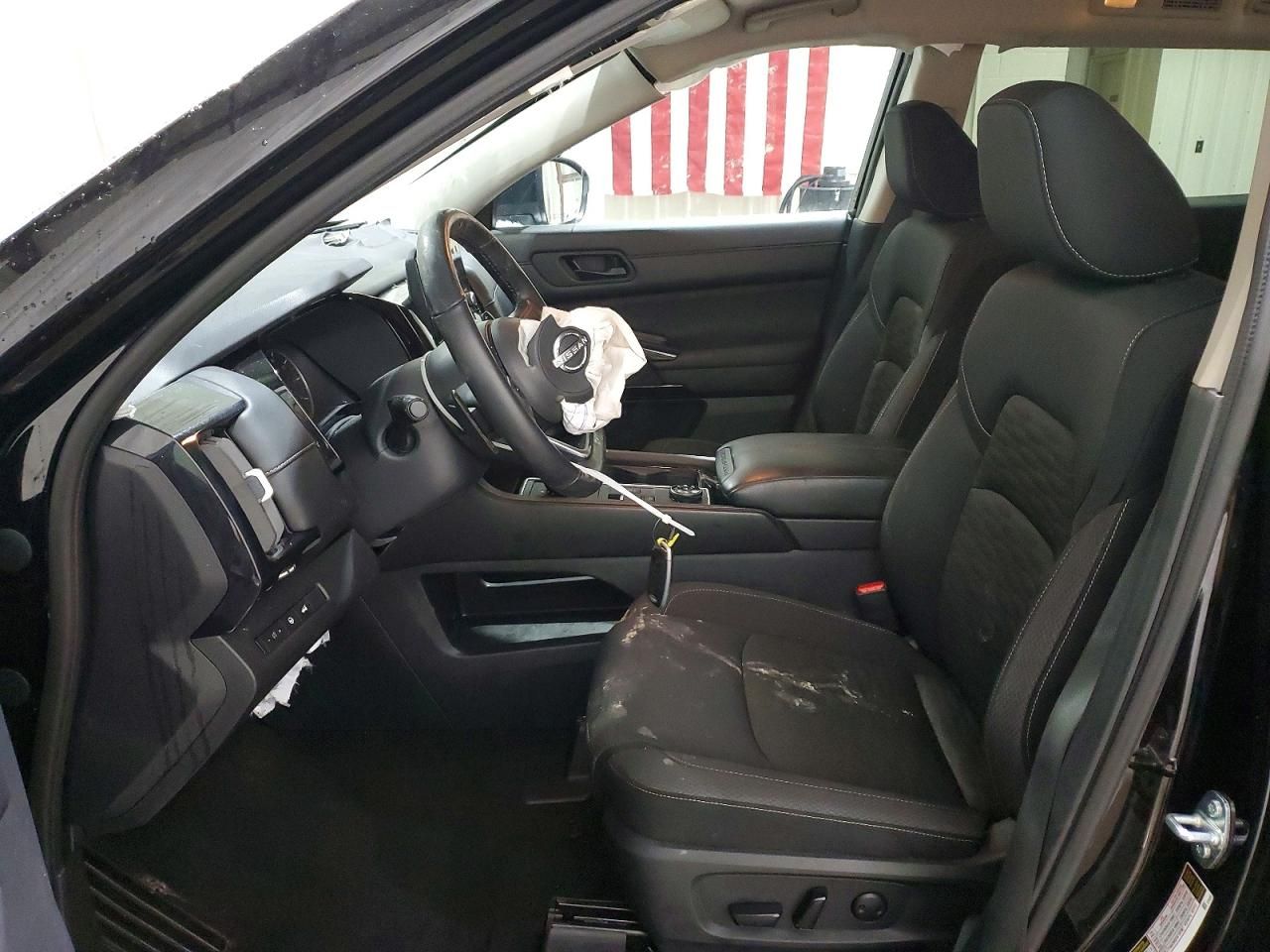 2025 Nissan Pathfinder sv