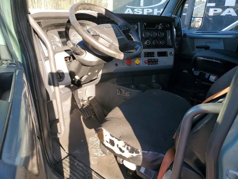 2018 Freightliner Cascadia 126 Semi Truck
