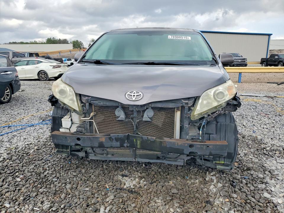 2014 Toyota Sienna xle 8-passenger