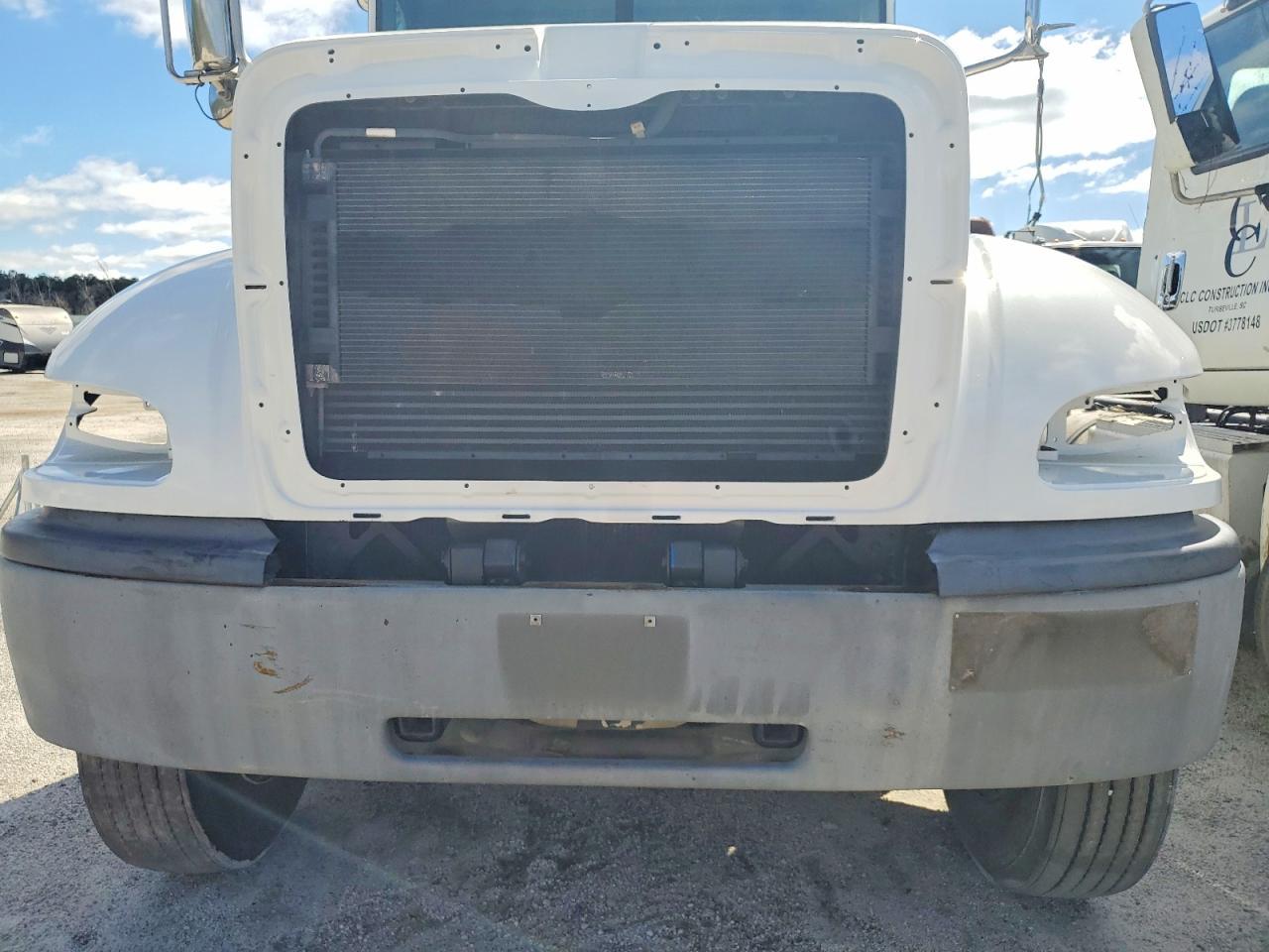 2016 Peterbilt 382 Semi Truck