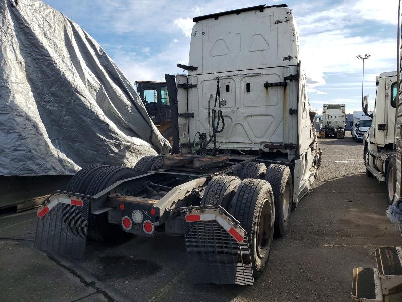 2021 Freightliner Cascadia 126