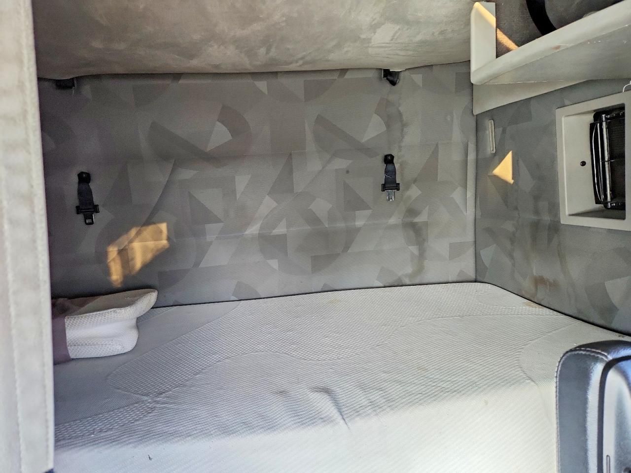 2011 Volvo VNL Semi Truck