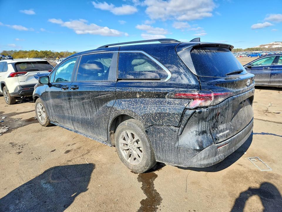 2025 Toyota Sienna le 8-passenger