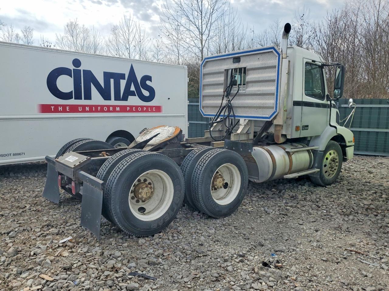 1999 Volvo VN Semi Truck