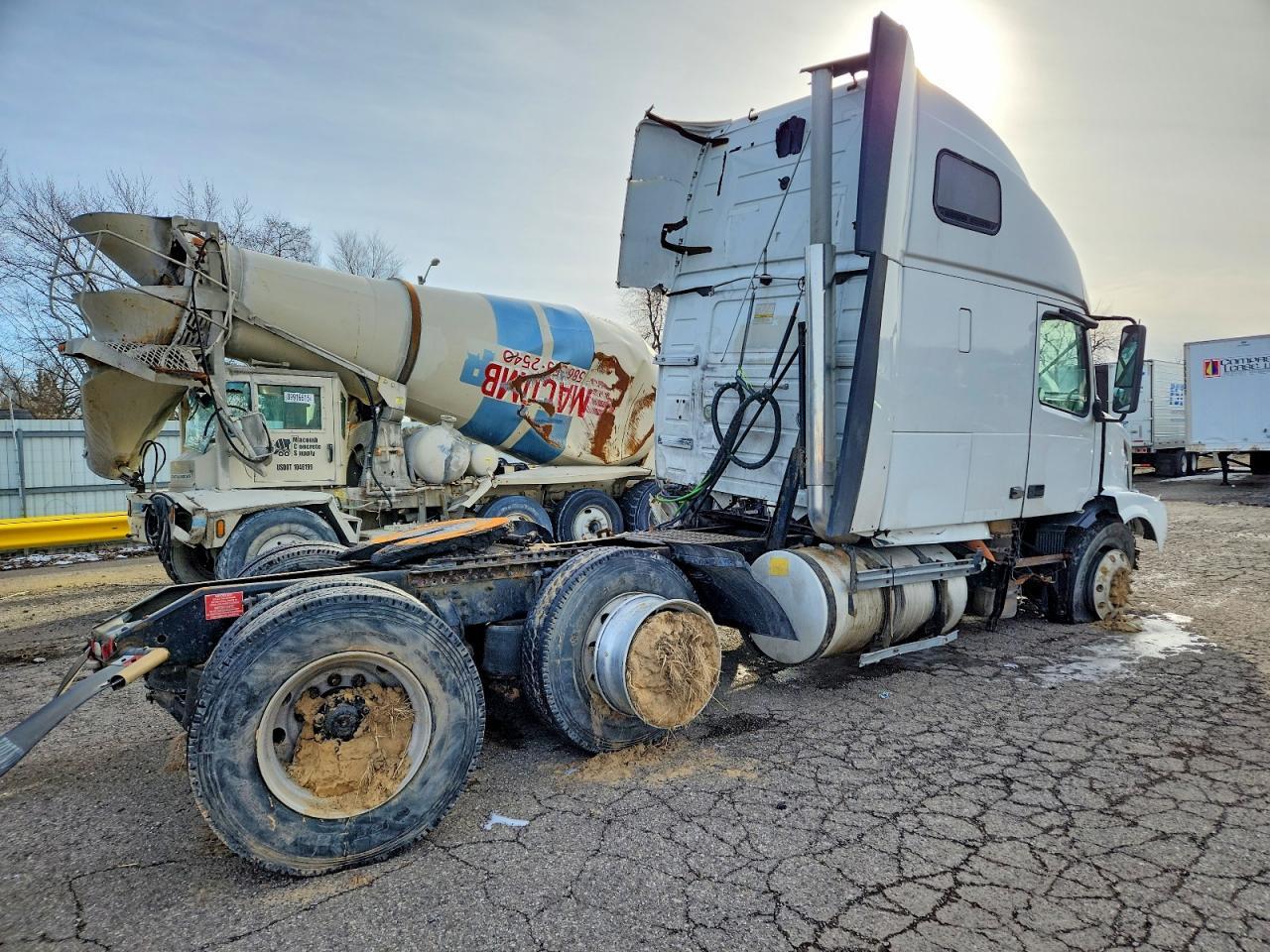 2010 Volvo VNL Semi Truck