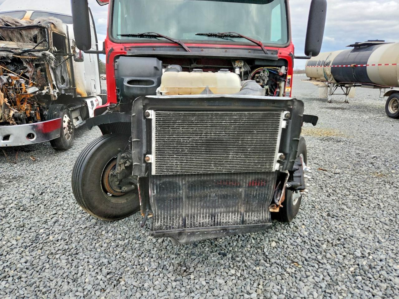 2003 Volvo VNL Semi Truck