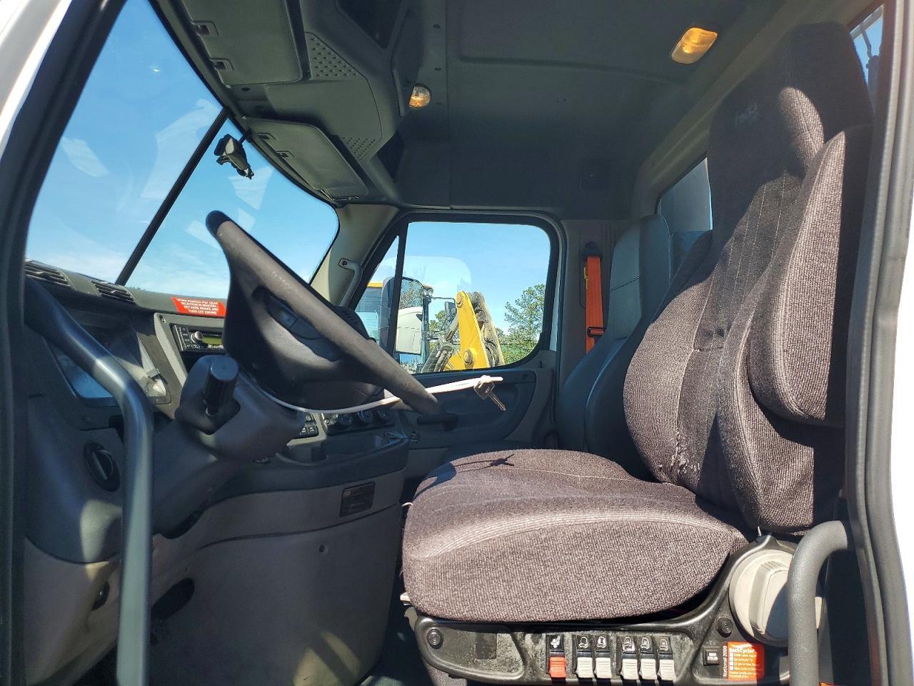 2016 Freightliner Cascadia 125 Semi Truck
