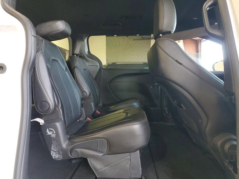 2025 Chrysler Voyager lx