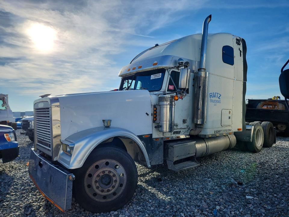 2001 Freigliner 2001 Freightliner FLD132 Semi Truck