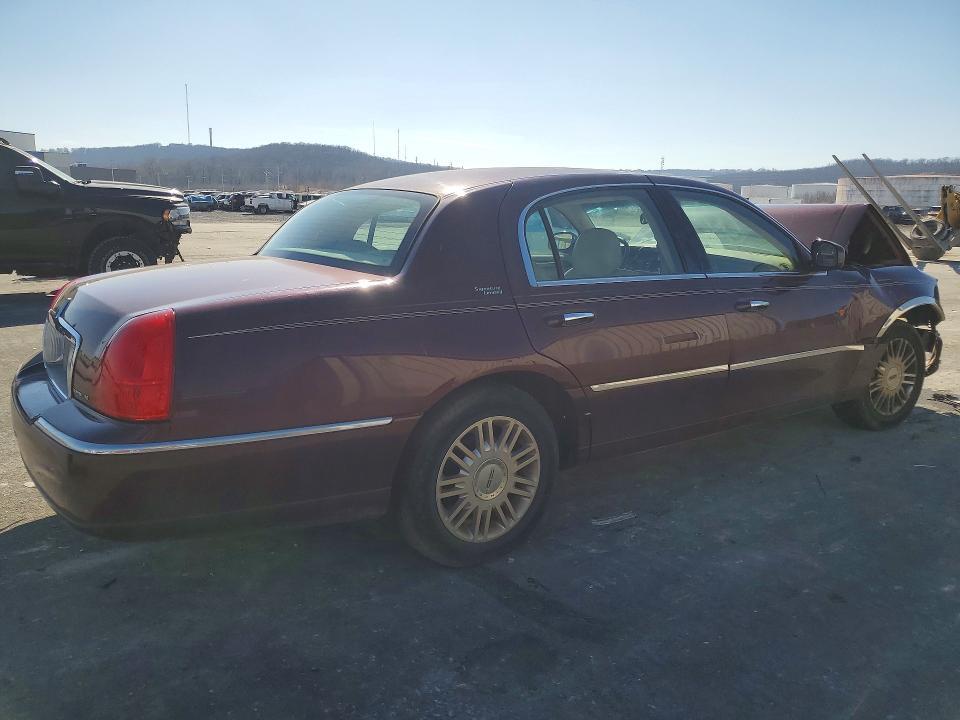 2006 Lincoln Town car Signature Limited