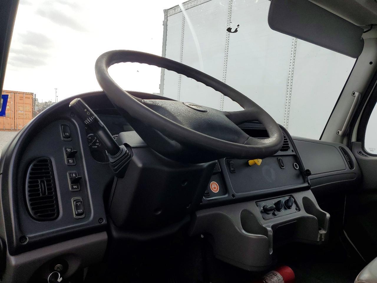 2015 Freightliner Business Class M2 Flatbed Truck