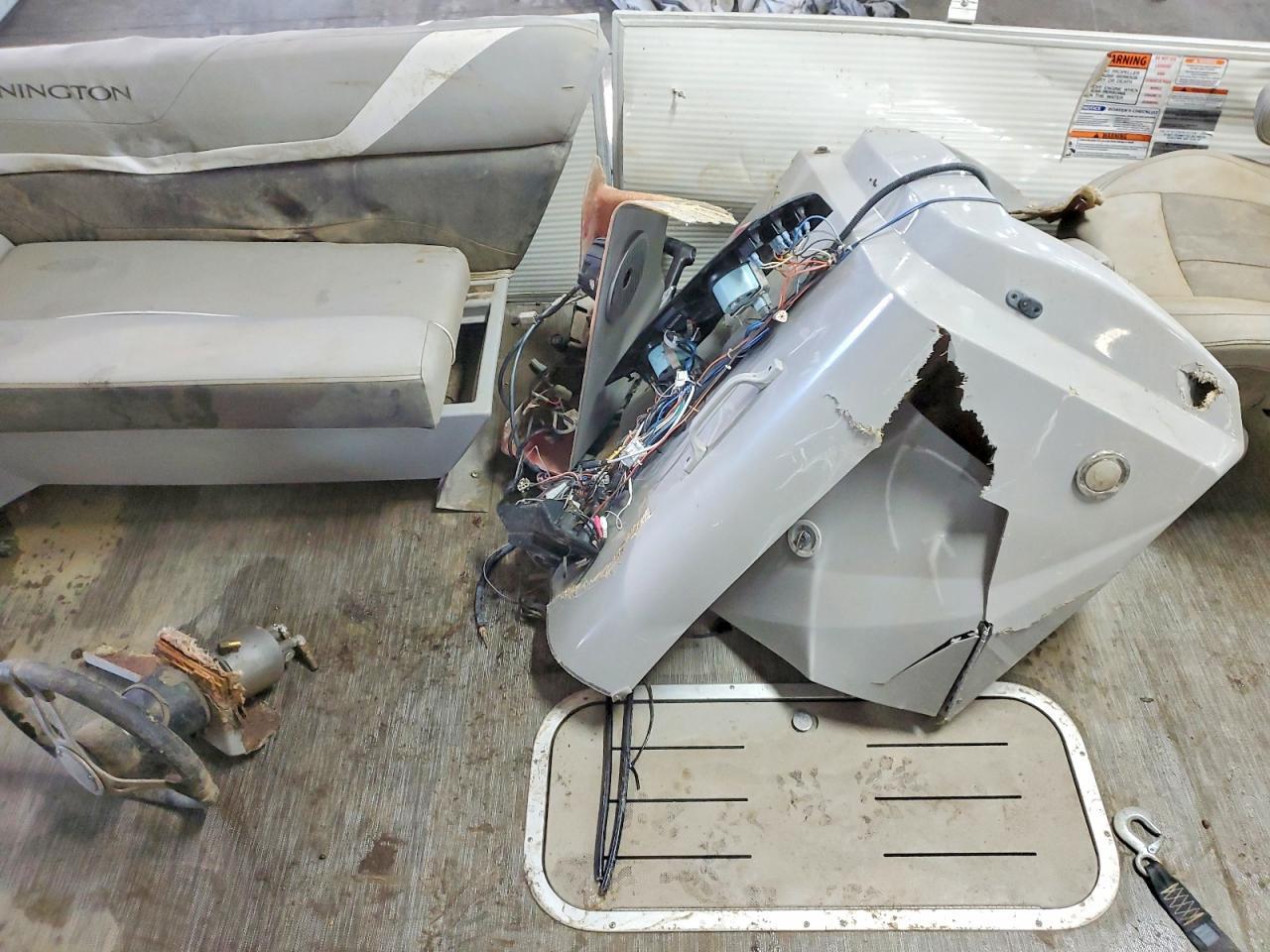2021 Bennington Pontoon-Pontoon Boat