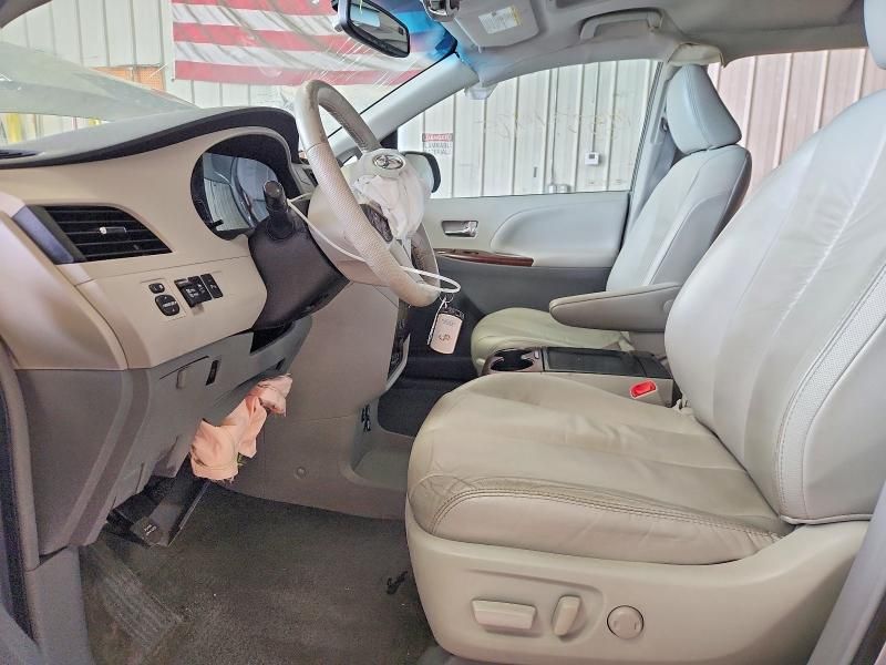2011 Toyota Sienna xle 7-passenger