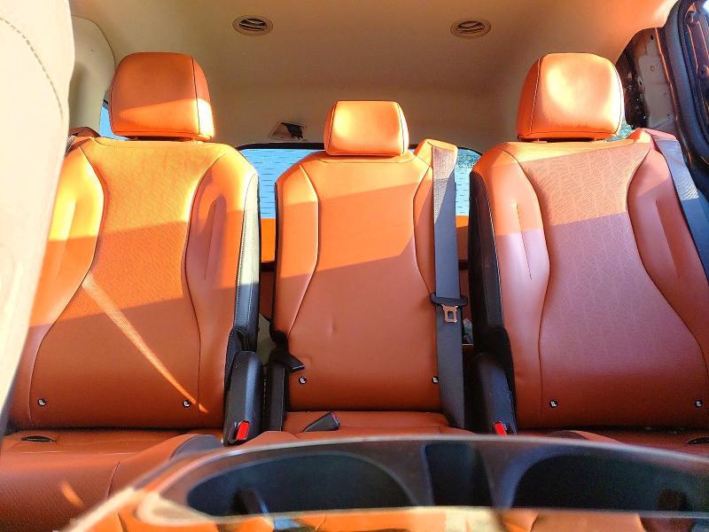 2023 KIA Carnival sx