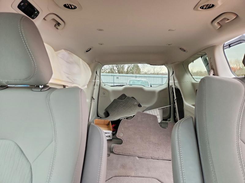 2017 Chrysler Pacifica Touring l