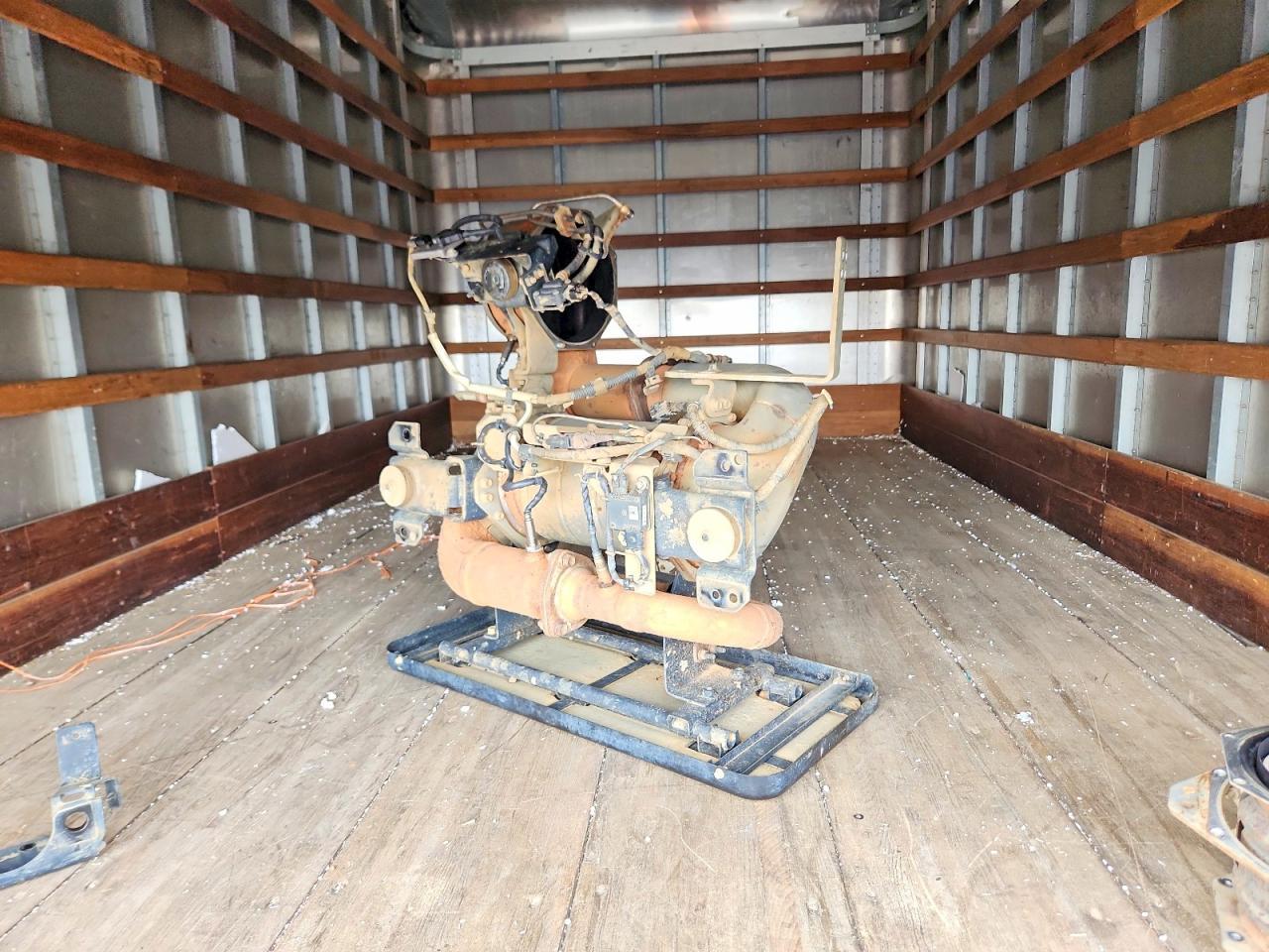 2018 Isuzu NPR BOX Truck