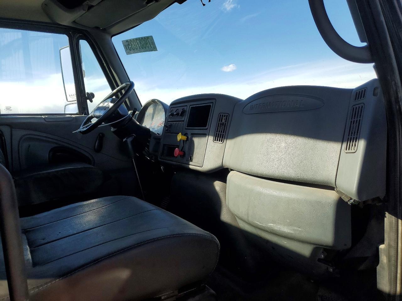 2006 International 7400 Semi Truck