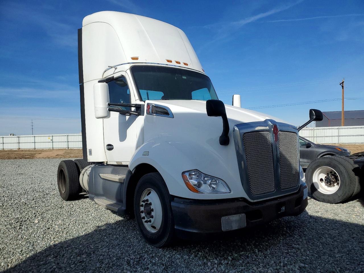 2017 Kenworth T680 Semi Truck