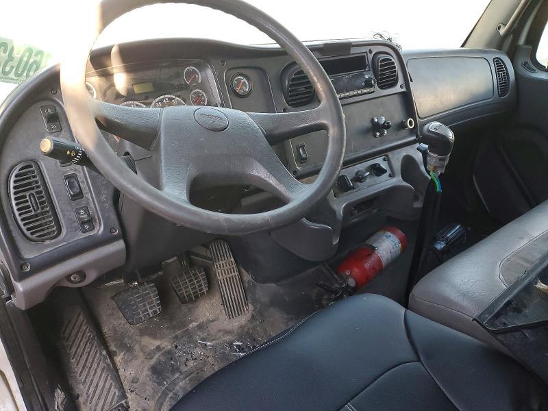 2005 Freightliner Business Class M2 BOX Truck