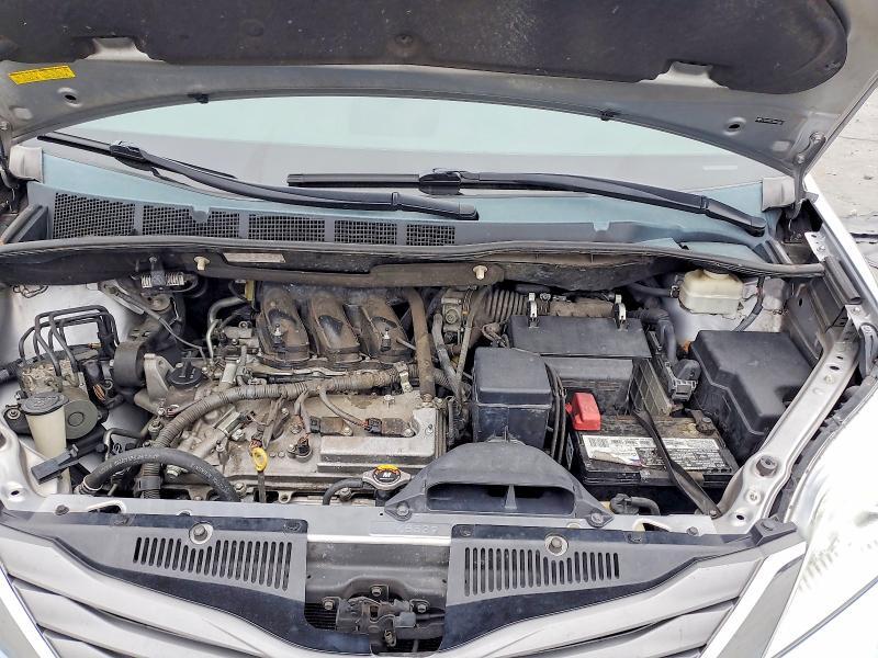 2013 Toyota Sienna xle 8-passenger