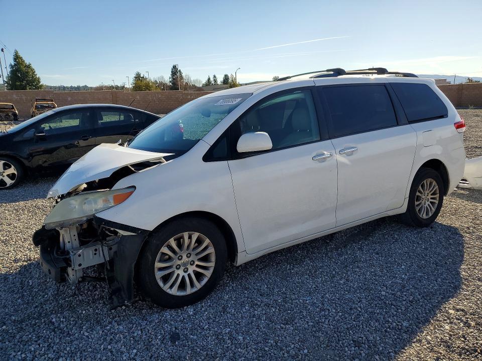 2014 Toyota Sienna xle 8-passenger