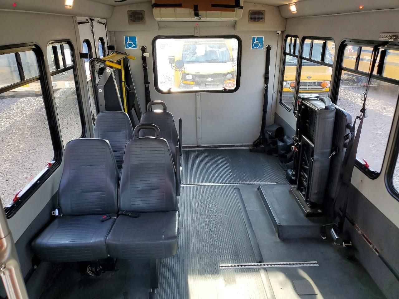 2012 Ford Econoline E350 Super Duty Cutaway Van