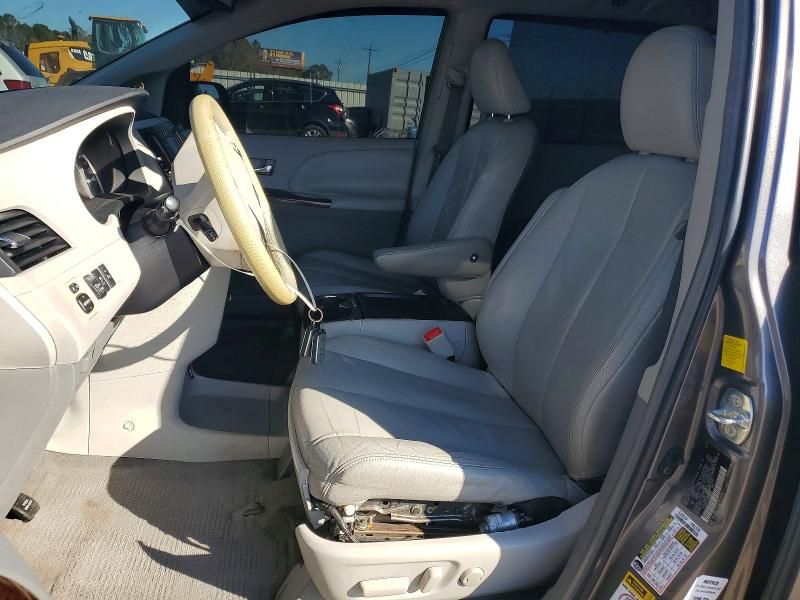 2011 Toyota Sienna xle 8-passenger