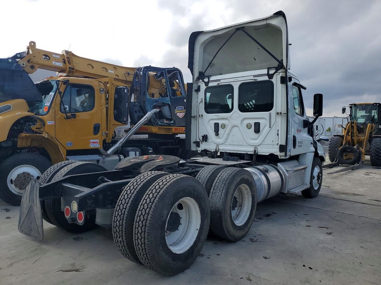 2017 Freightliner Cascadia 125 Semi Truck