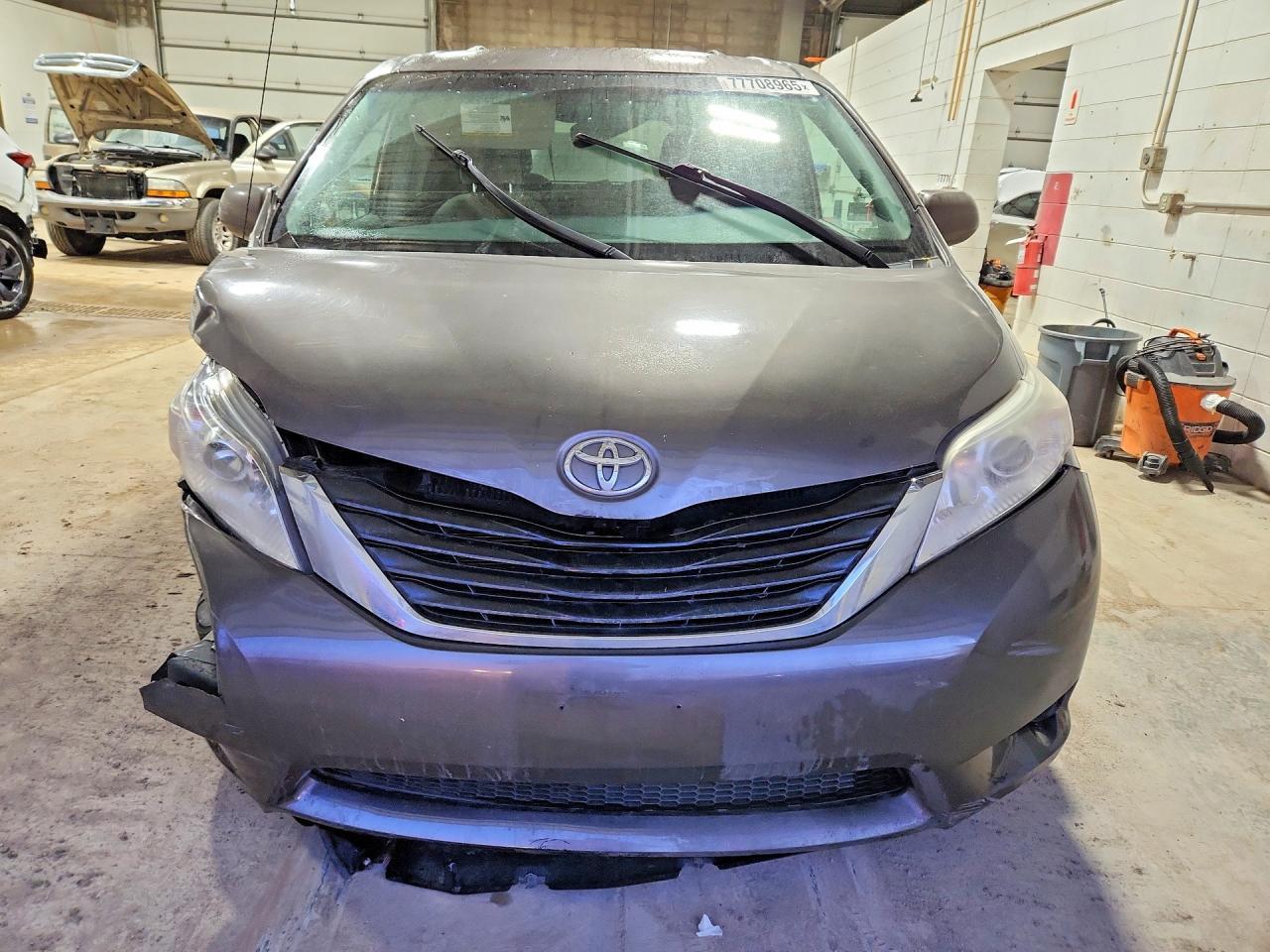 2014 Toyota Sienna le 8-passenger