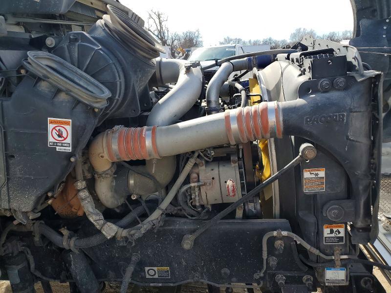 2016 Kenworth T300 Semi Truck