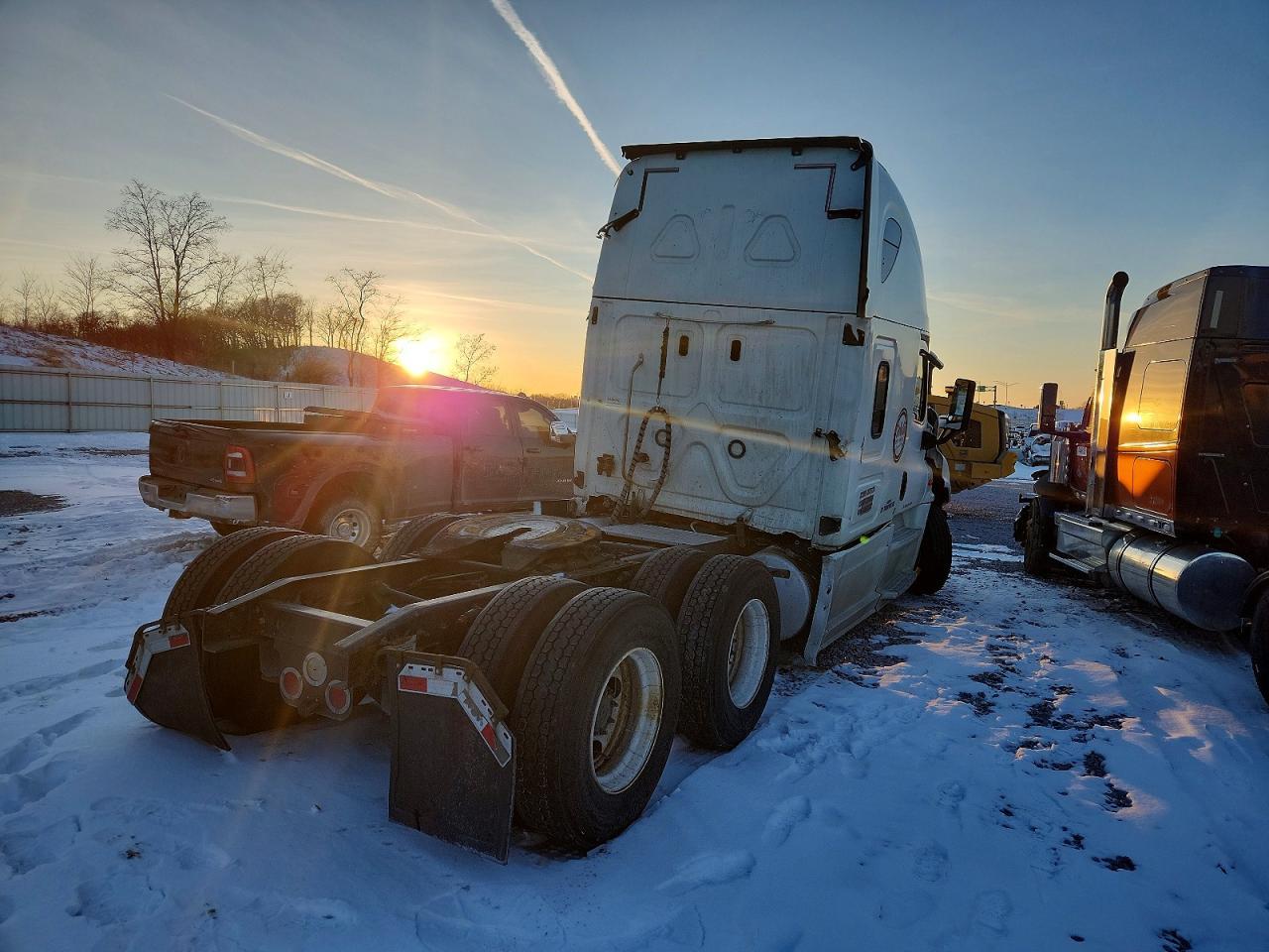 2018 Freigliner 2018 Freightliner Cascadia 125 Semi Truck