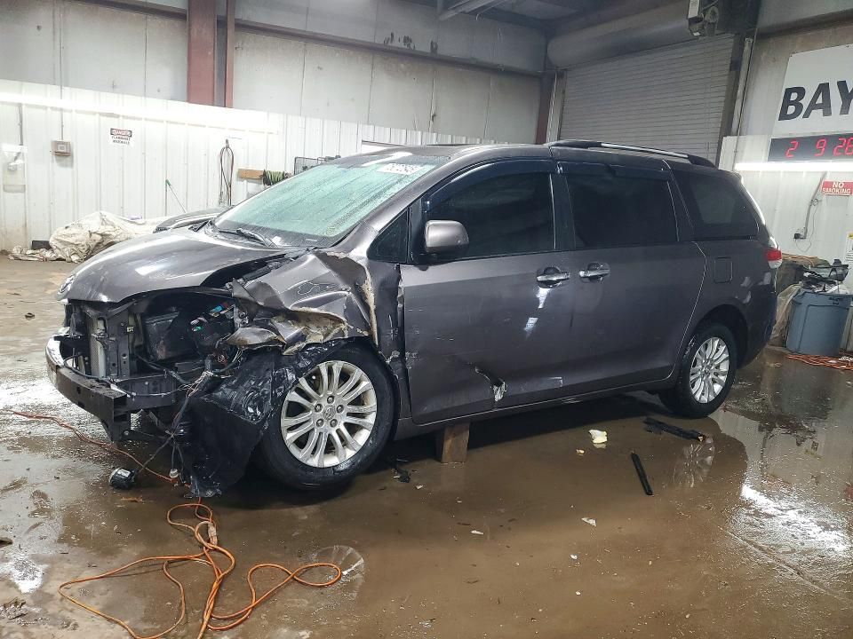 2012 Toyota Sienna xle 8-passenger