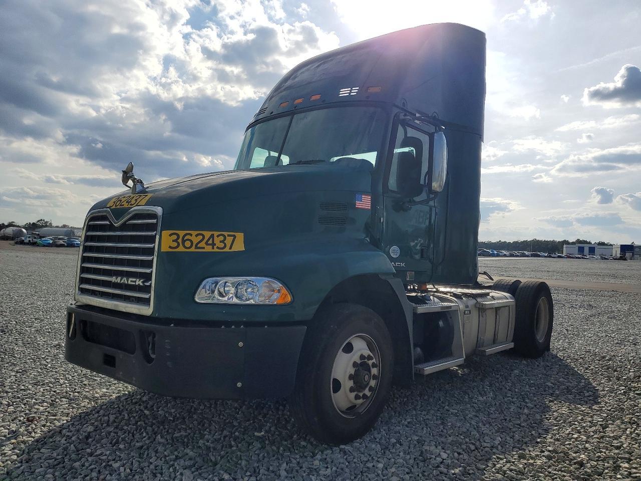 2017 Mack CXU613 Semi Truck