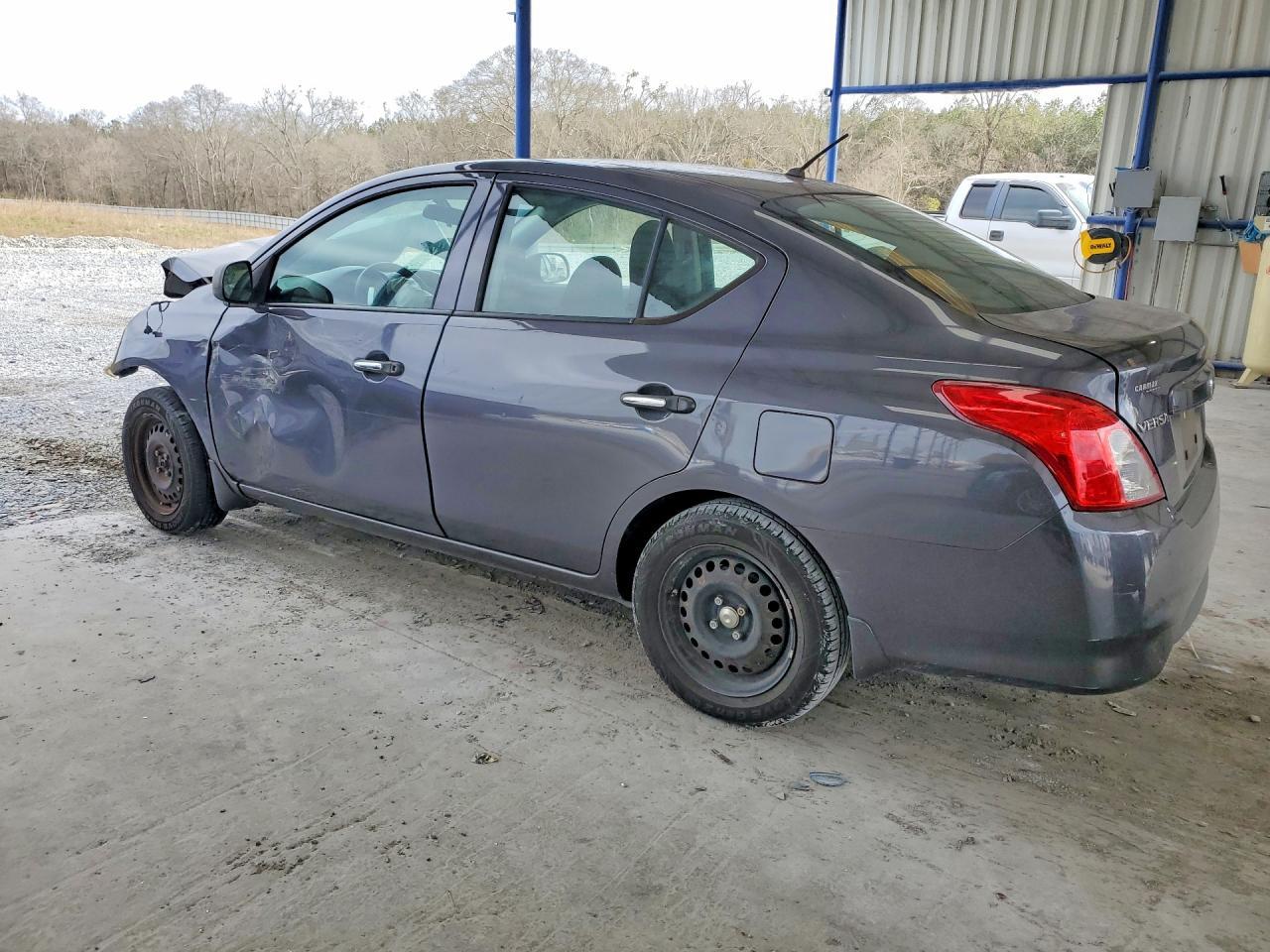 2015 Niss Versa s