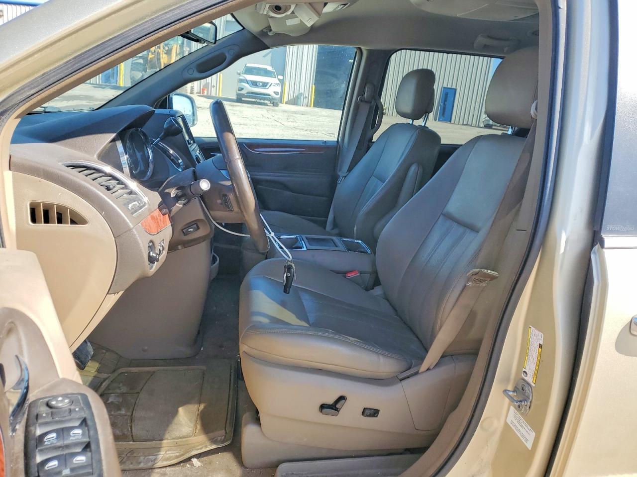 2011 Chrysler Town & Country Touring l