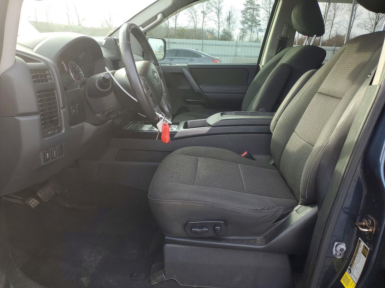 2014 Nissan Titan SV