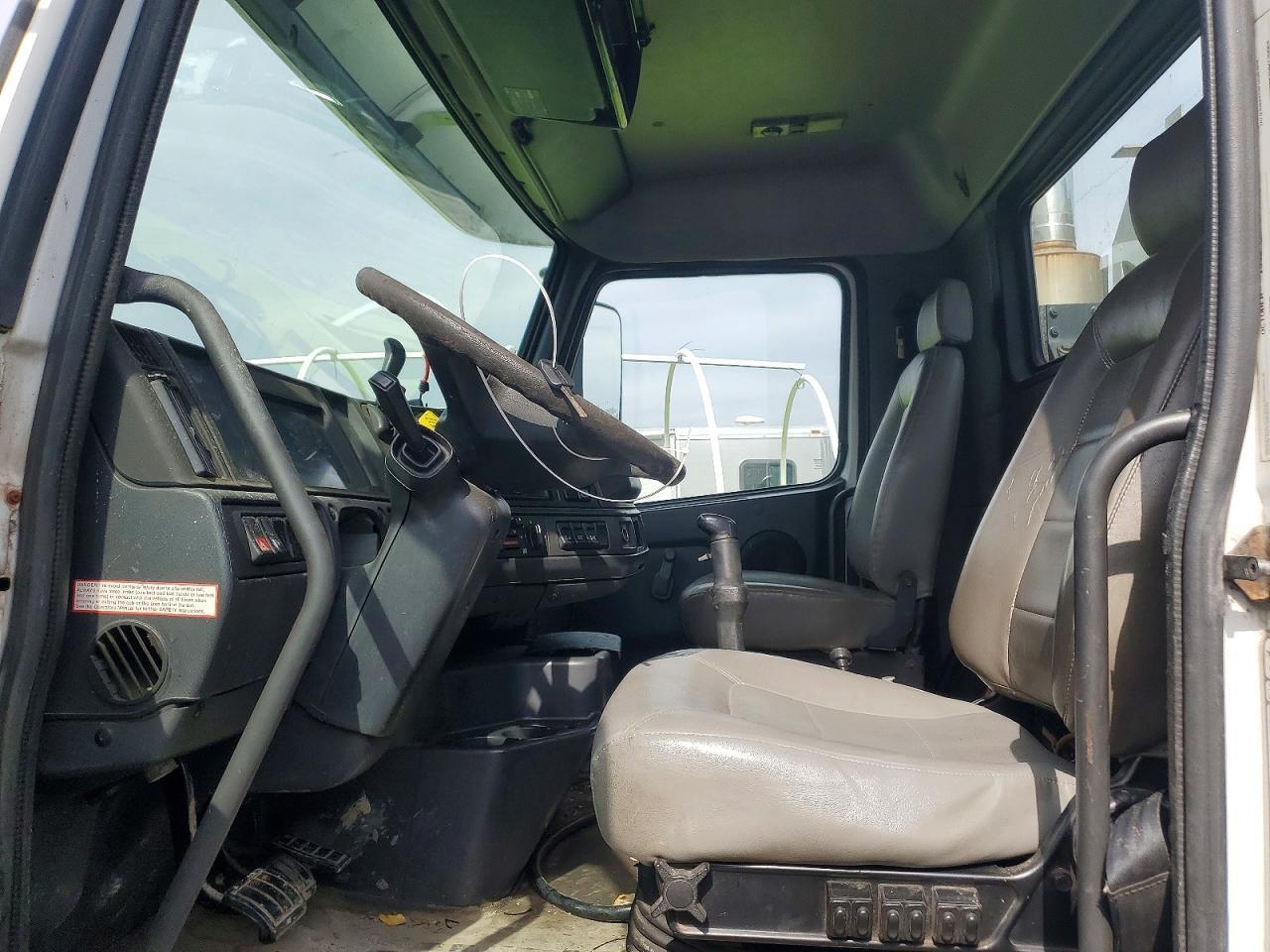 1999 Volvo VN Semi Truck