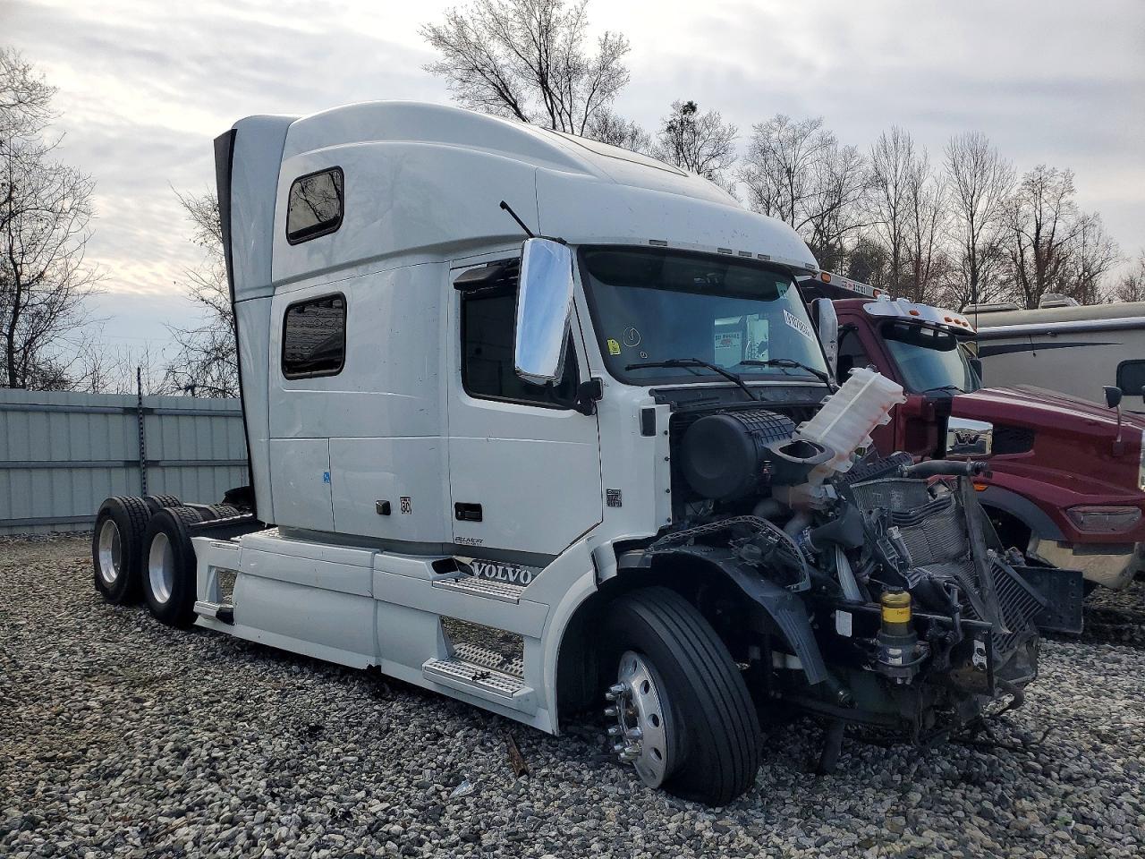 2014 Volvo VNL Semi Truck