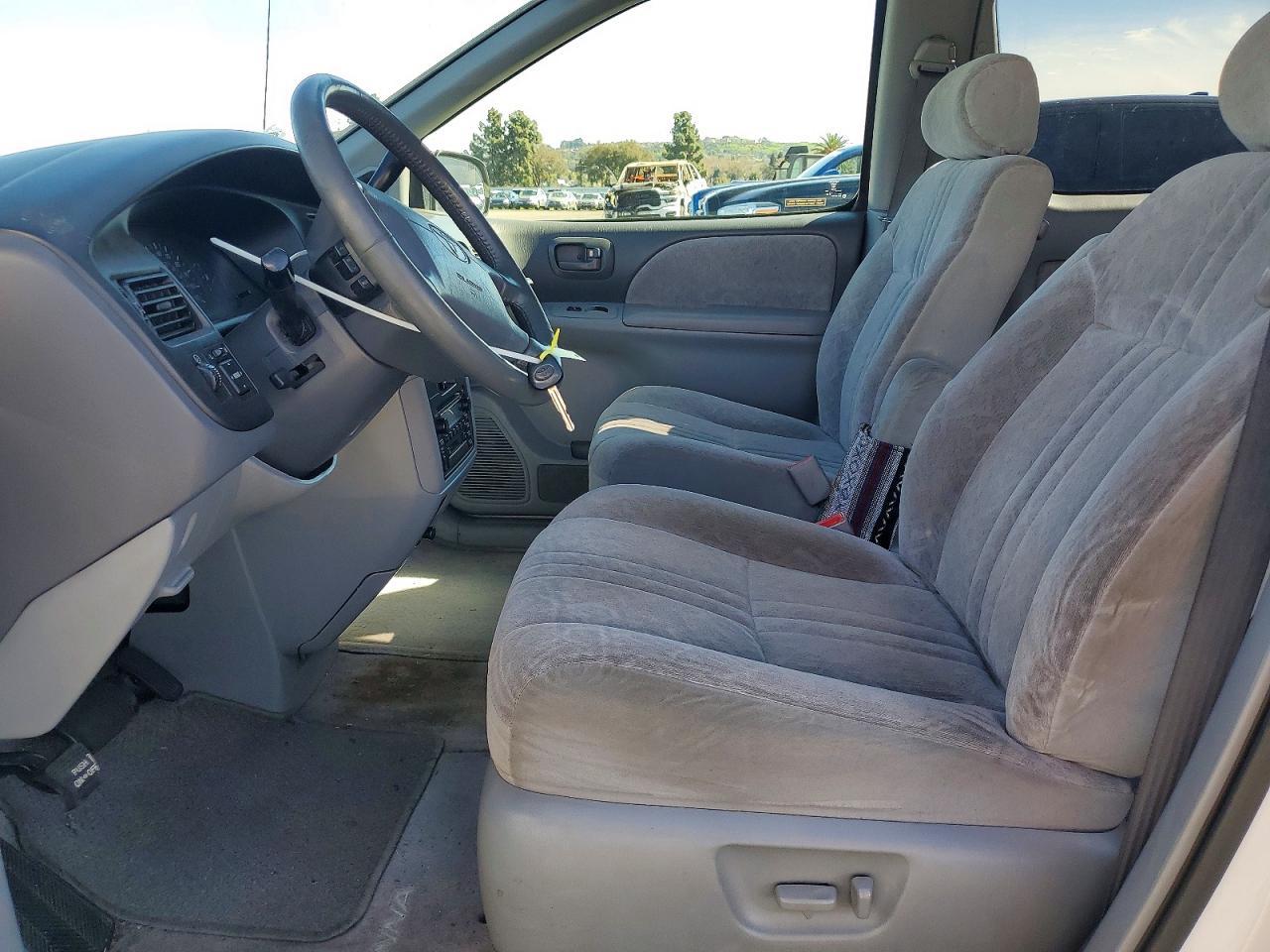 2000 Toyota Sienna le