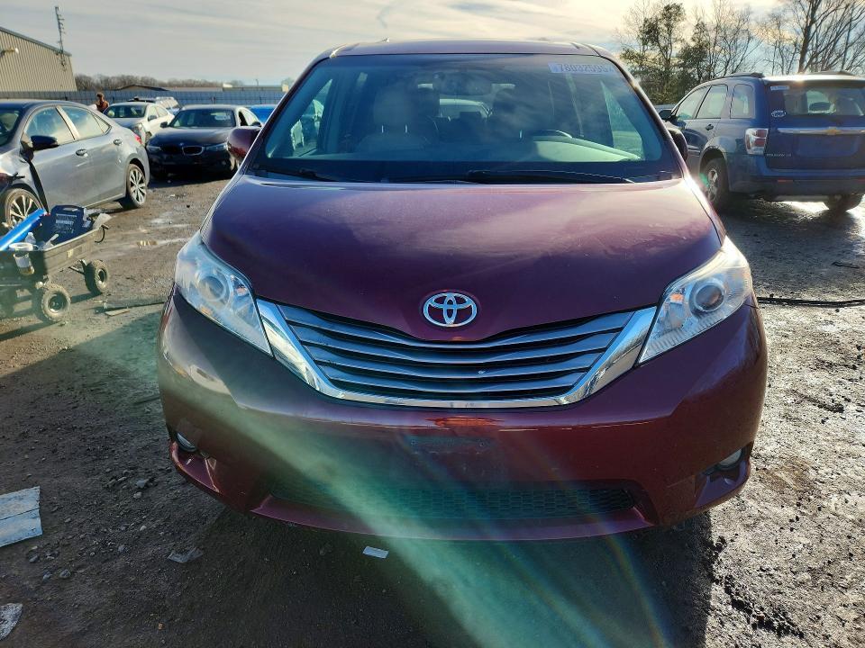 2015 Toyota Sienna xle Premium 8-passenger