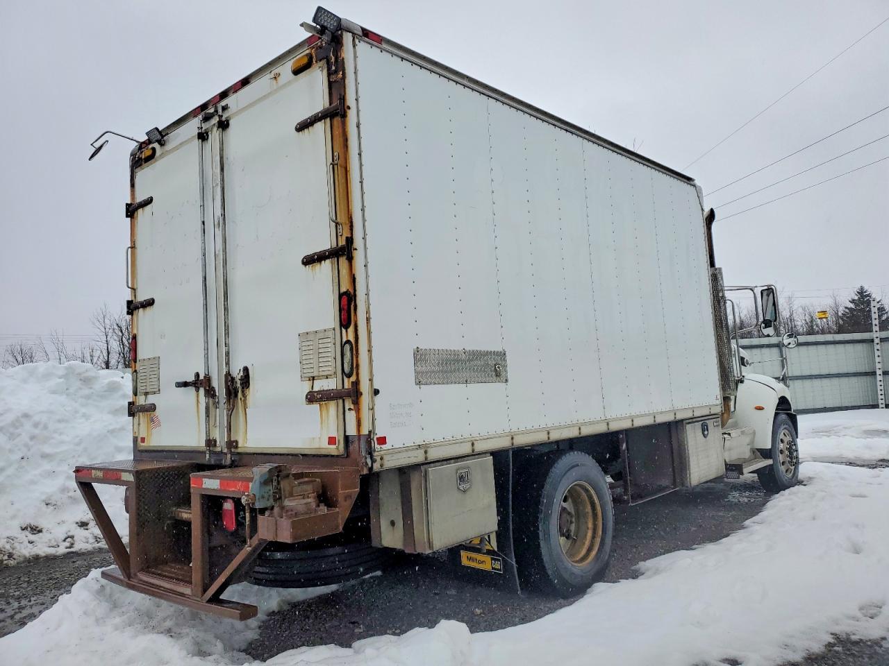 2016 Peterbilt 337 BOX Truck