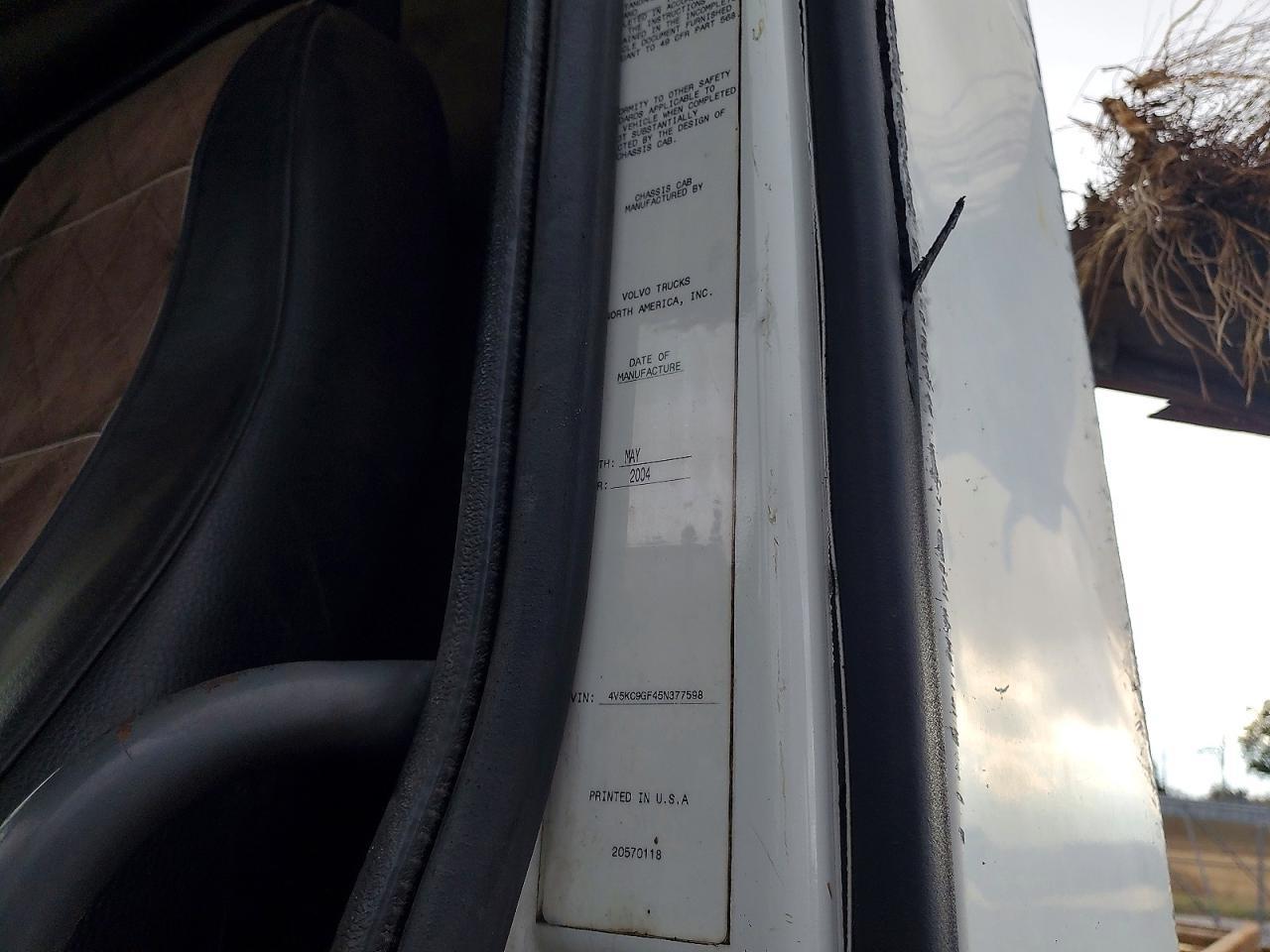 2005 Volvo VHD ROLL-OFF Container Truck