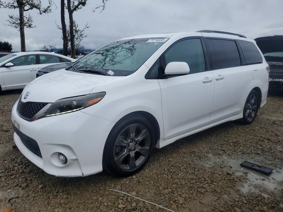 2015 Toyota Sienna Sport