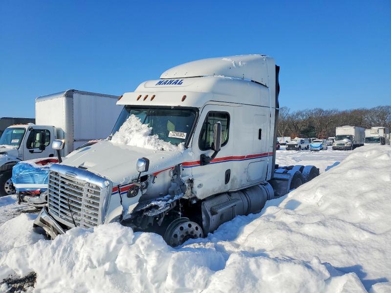 2016 Freigliner 2016 Freightliner Cascadia 113 Semi Truck