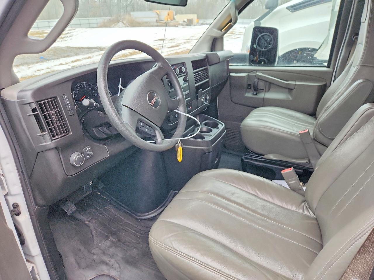 2022 GMC Savana BOX Truck