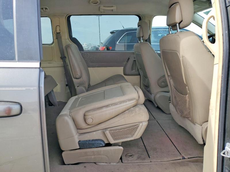 2010 Chrysler Town & Country lx