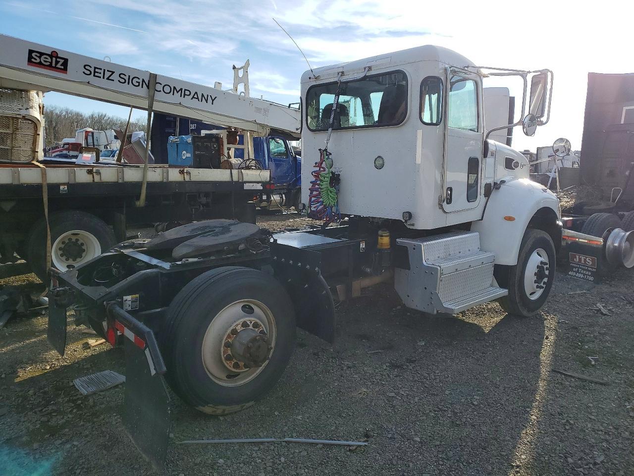 2016 Peterbilt 382 Semi Truck
