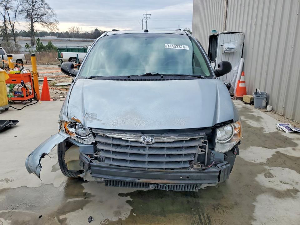 2005 Chrysler Town & Country lx